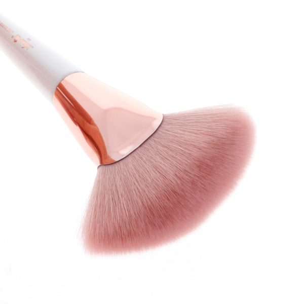 Amorus USA Luxe Basics Brozer and Highlighter Brush #209 Amor us highlight strobing highlighting bronzing vegan cruelty free synthetic makeup brush